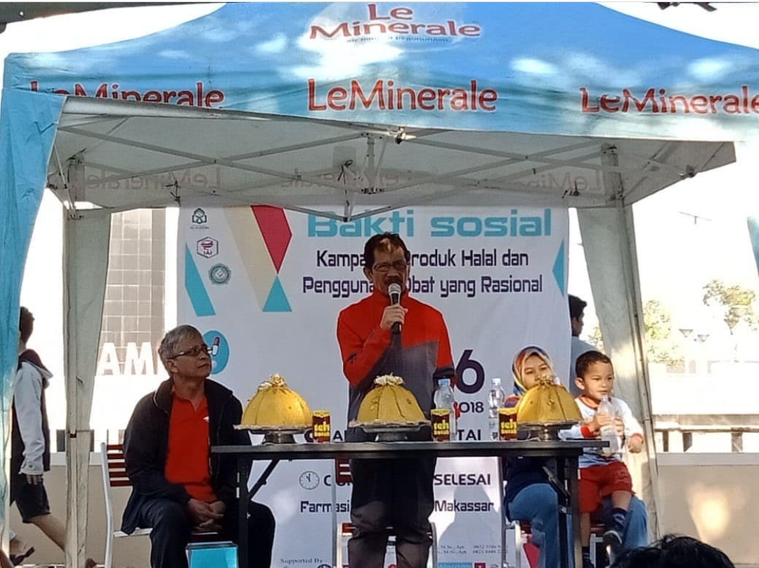 Gambar Rektor UIN Alauddin Apresiasi Baksos Jurusan Farmasi di Pantai Losari